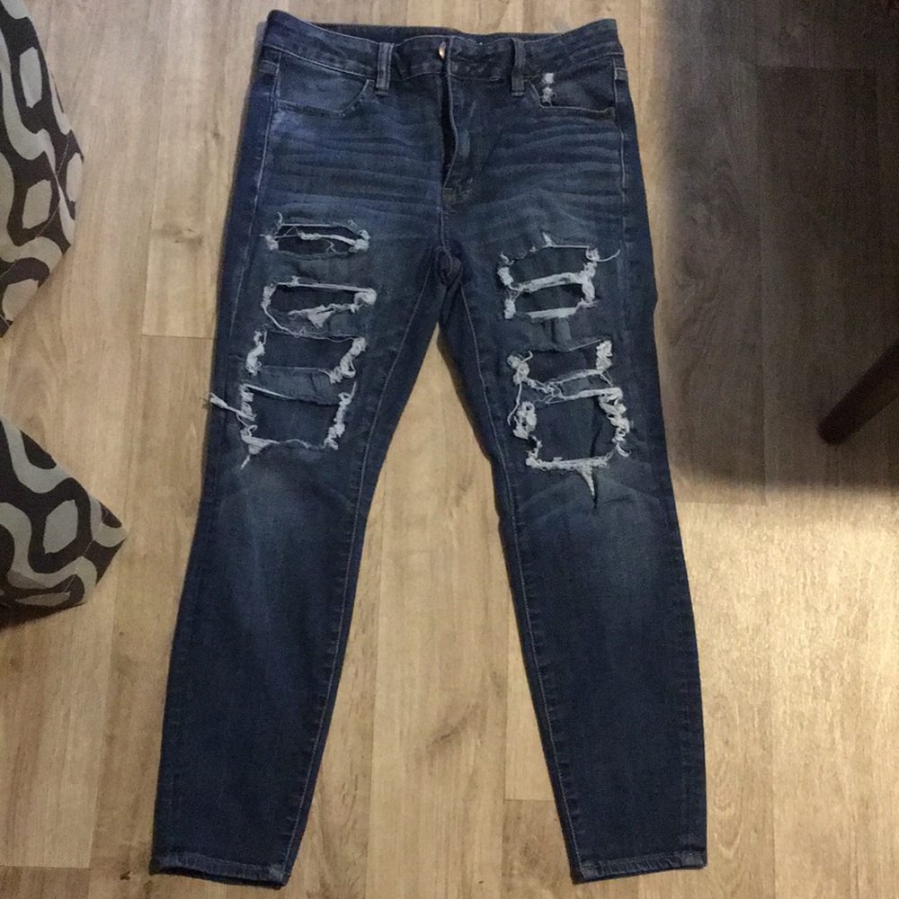 American Eagle jeans high-rise jagging’s ripped and patched